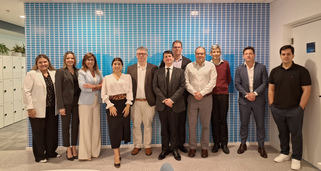 Doutora Cecília Richard se reúne com renomados especialistas em cirurgia de coluna